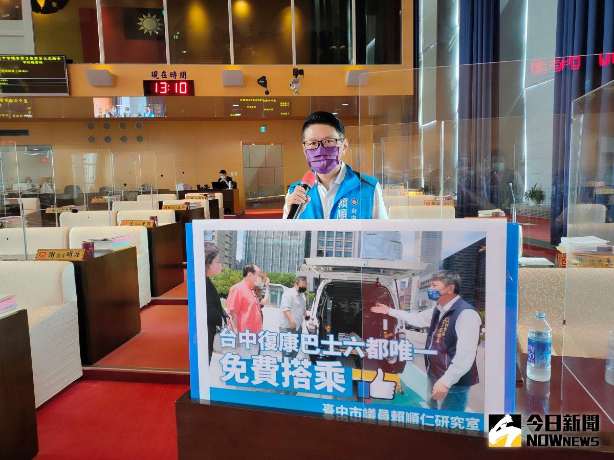 ▲議員賴順仁指出，復康巴士免費接送服務全國六都唯一，他要求社會局務必繼續維持這項優惠措施，務必照顧好身障者就醫的便利。(圖／柳榮俊攝2022.9.26)