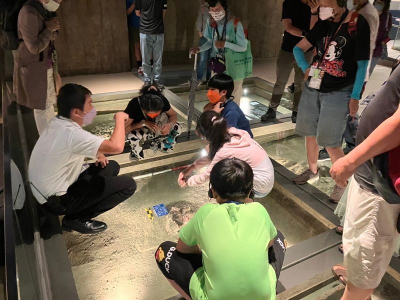 ▲新二代在活動中探索台灣考古現場。（圖／移民署提供）