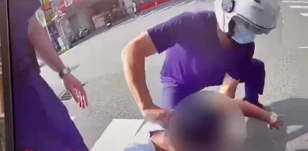 ▲文正派出所支警力將逃逸的毒蟲逮捕上銬（圖/記者鄧力軍翻攝）