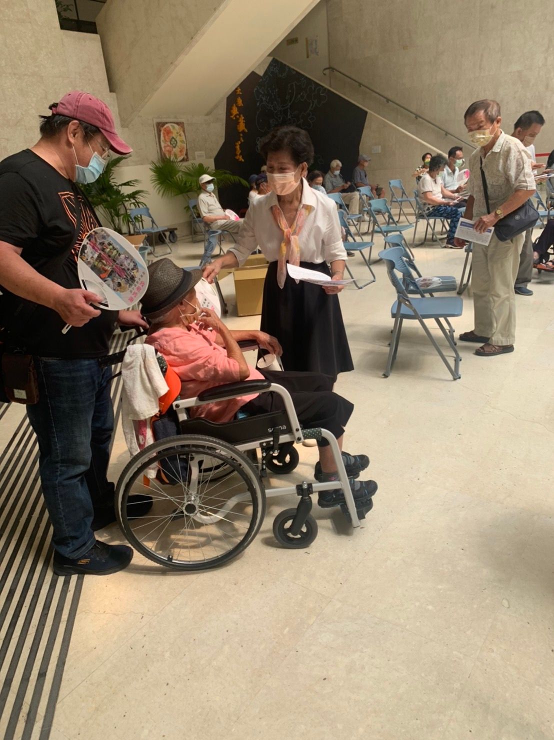 ▲議員江肇國接獲民眾陳情，中市疫苗快打站竟有市府人員公然發放市長盧秀燕競選文宣，有違反行政中立(圖／江肇國提供2022.9.26)