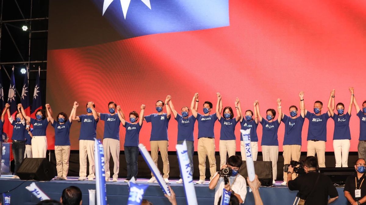 ▲國民黨2022看似「順風牌」局面，在民調遭民眾黨超車後，未來需謹慎思考「藍白合」風險。（圖／翻攝國民黨臉書）