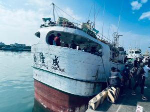 ▲我國琉球籍金隆成18號漁船返回屏東鹽埔漁港。(圖／海巡署艦隊分署直屬船隊提供)