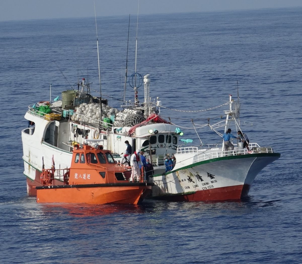 ▲海巡署艦隊分署直屬船隊巡護8號船搭載洪姓代理船長登上我國琉球籍金隆成18號漁船完成任務。(圖／海巡署艦隊分署直屬船隊提供)