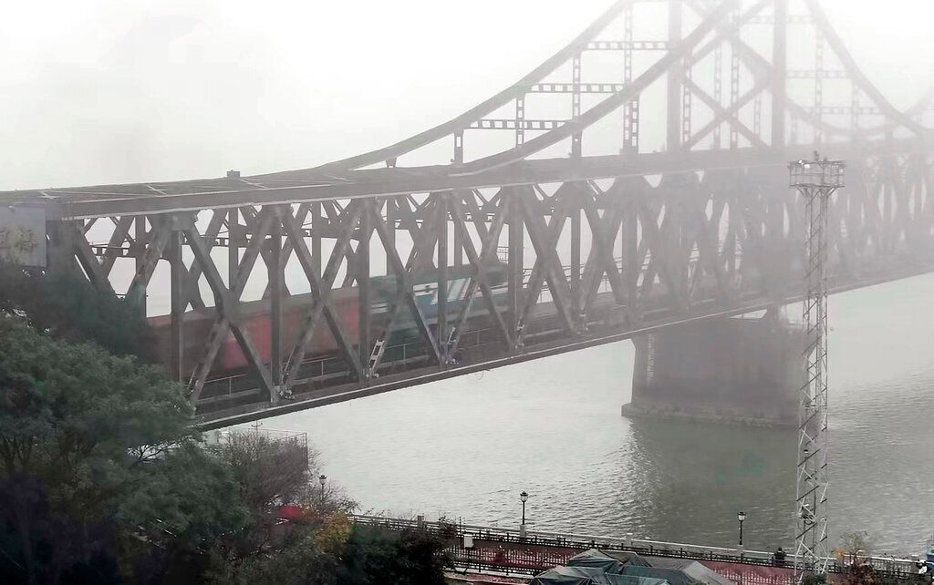 ▲中國疫情在防疫鬆綁後出現升溫跡象，北韓當局疑似擔心跨境擴散，向貿易商要求增購新冠藥品。（圖／美聯社／達志影像）