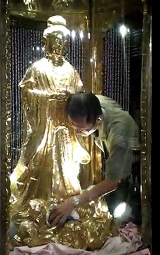 ▲柯建華10年前曾到鎮瀾宮整理自己的「金媽祖」作品。(圖/翻攝柯建華臉書,2022.09.26)