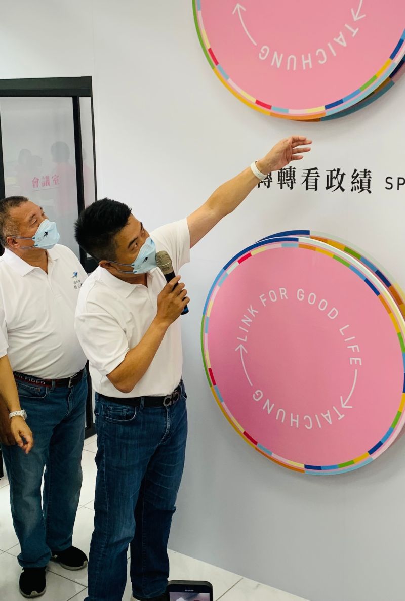 ▲前立委顏寬恒擔任市長盧秀燕競選總部總幹事,今為民眾介紹總部的陳設。(圖/記者顏幸如攝,2022.09.26)