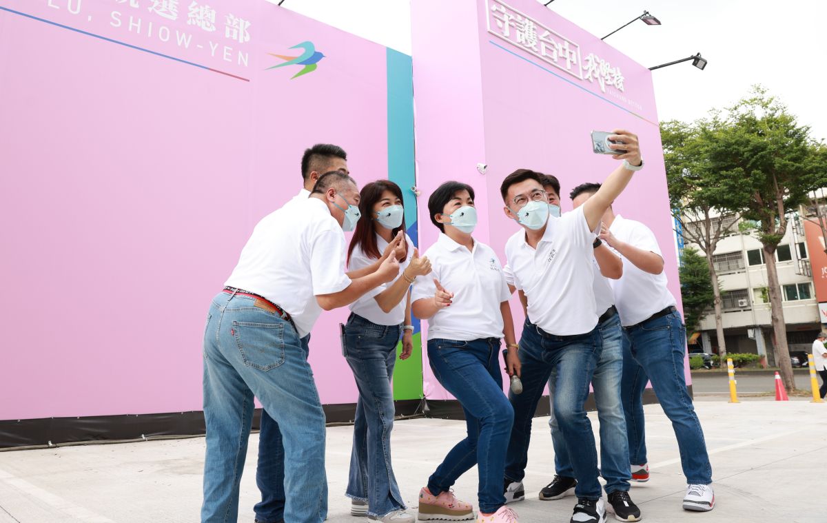 ▲盧秀燕競總7位總幹事一起拍網美照，朝待總部成為打卡熱點。（圖／盧秀燕競總提供，2022.09.26）