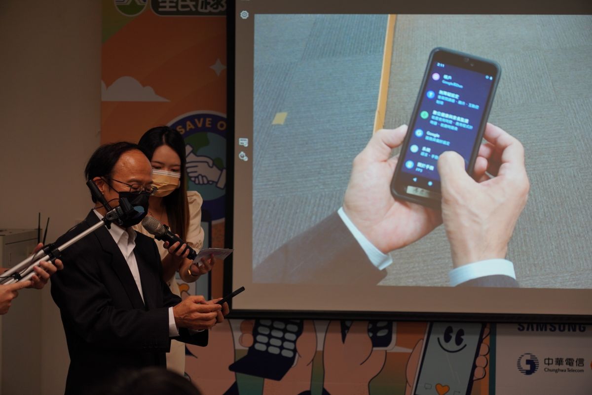 ▲中華電個人與家庭分公司實體通路處副處長林志協介紹回復原廠設定。（圖／環保署提供）