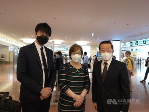 ▲日本前首相安倍晉三國葬27日在東京舉行，前總統李登輝之女、李登輝基金會董事長李安妮（中）受安倍家之邀將出席，26日搭機抵東京。駐日代表謝長廷（右）接機。中央社記者楊明珠東京攝 111年9月26日