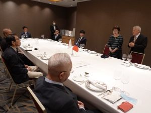 李安妮(右2)26日晚間接受日本李登輝之友會設宴接待。中央社記者楊明珠東京攝 111年9月26日 ▲李安妮(右2)26日晚間接受日本李登輝之友會設宴接待。中央社記者楊明珠東京攝 111年9月26日