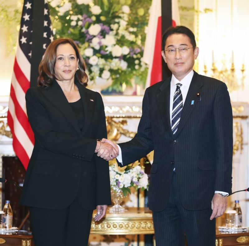 ▲美國副總統賀錦麗（左）26日在東京與日相岸田文雄（右）會面，重申美國對日本的防衛承諾。（共同社）