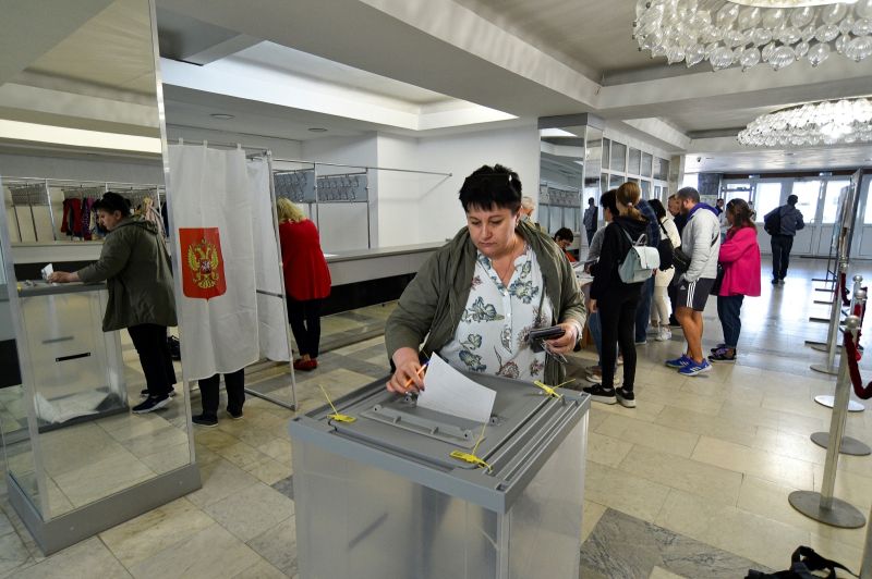 ▲克里姆林宮扶植的當局在烏克蘭4個大半受到俄軍控制的地區，舉行加入俄羅斯聯邦的公投，預計今天結束投票。（圖／美聯社／達志影像）
