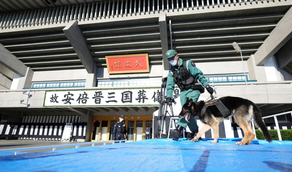 ▲日本已故前首相安倍晉三的國葬27日就要舉行，當局絲毫不敢大意，維安工作相當講究。（圖／美聯社／達志影像）