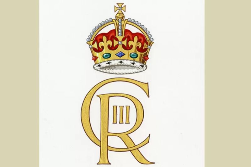 ▲新任英王查爾斯三世的皇家標誌26日亮相。（圖／翻攝自BBC）