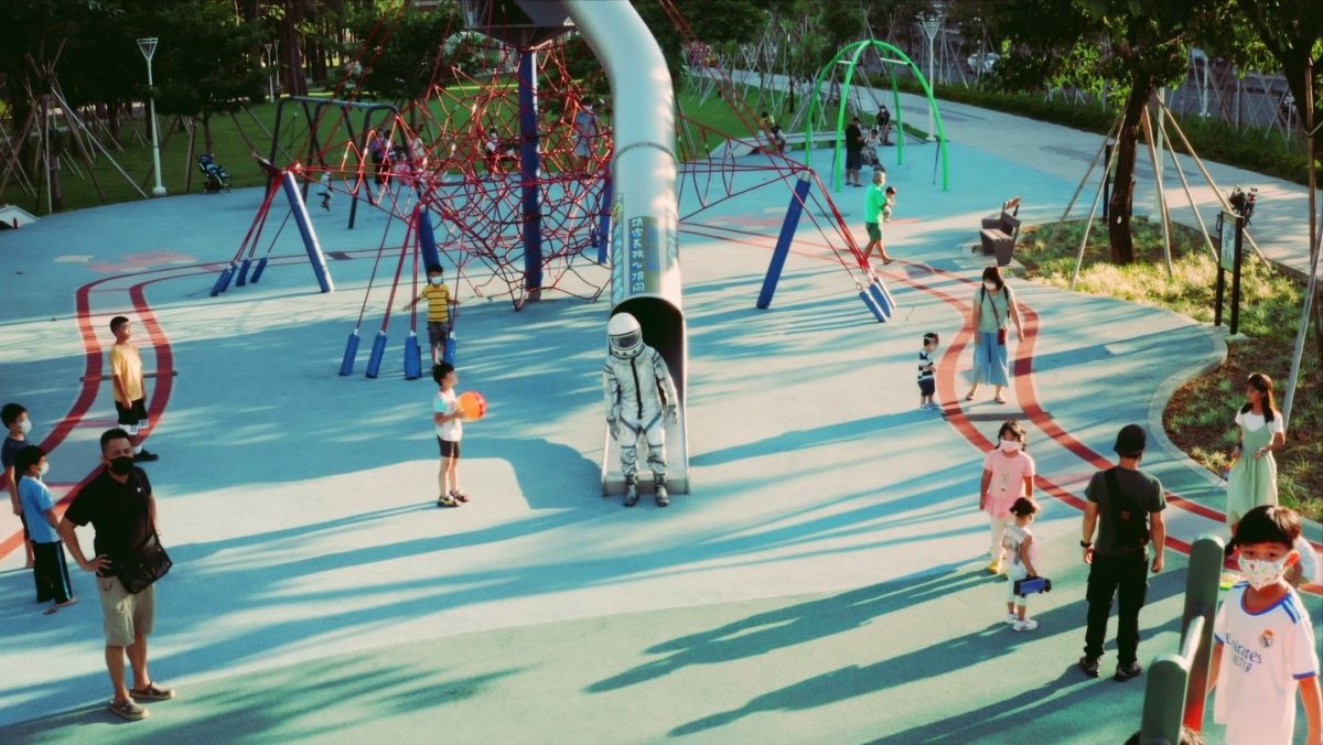 ▲高雄市長陳其邁「緊看邁」系列今天所發表的以太空人為主角的短片，太空人以為鐵路地下化後是一片荒地，沒想到卻意外落地在高雄左營綠園道大地遊樂場！(圖／高市府提供)