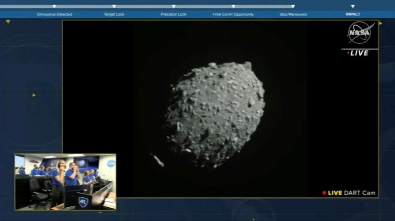 ▲美國國家航空暨太空總署（NASA）的「雙小行星改道測試」太空飛行器撞擊一顆名為「迪莫弗斯」的小行星。（圖／美聯社／達志影像）