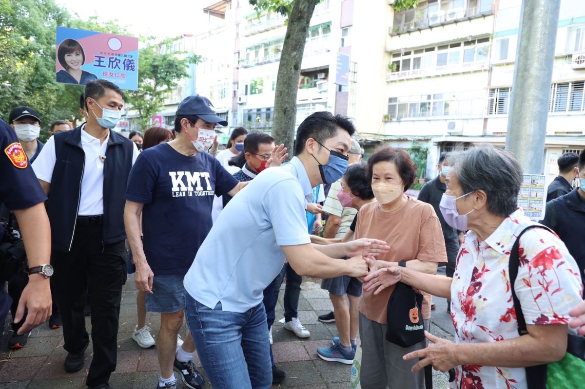 ▲馬英九今日陪同蔣萬安清晨在公園拜票。（圖／蔣萬安辦公室提供）