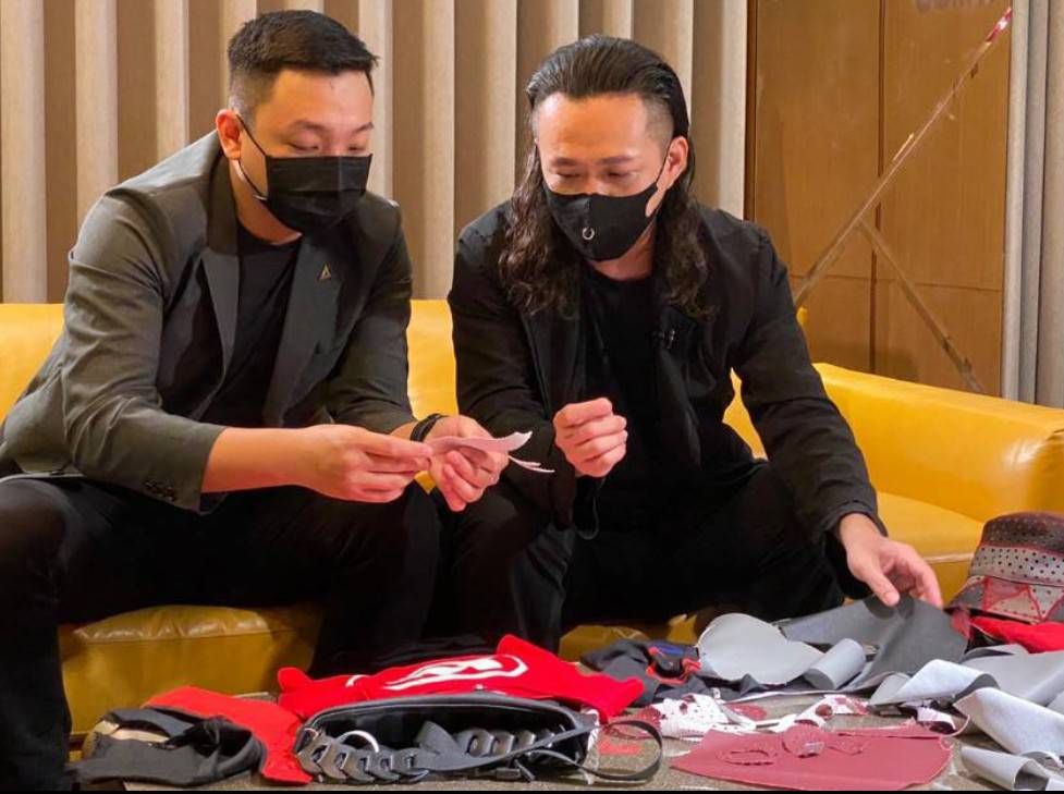 ▲JUST IN XX周裕穎設計師(右)向青年局局長張以理(左)說明光陽下腳料的設計應用。（圖／高市青年局提供）