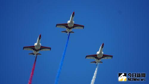 ▲國慶空中操演預演，雷虎小組AT-3教練機噴著象徵國旗顏色的紅白藍彩煙飛越總統府上空。（圖／記者呂炯昌攝，2022.09.27）