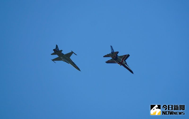 國慶空中操演預演　勇鷹機與F-5戰機首度編隊飛越總統府
