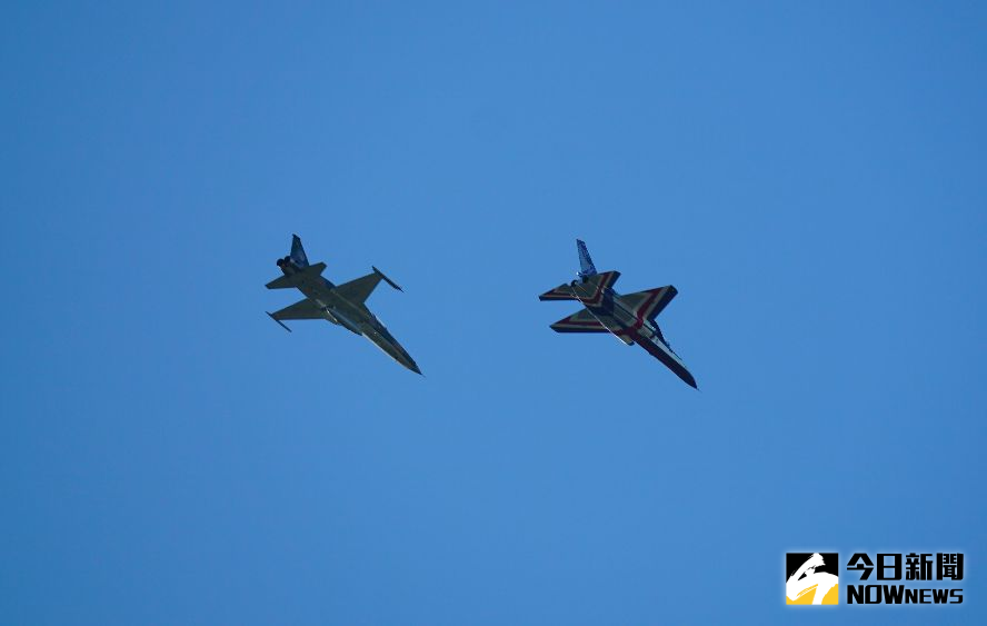 ▲國慶空中操演，勇鷹高教機（右）與F-5戰機編隊飛越總統府。（圖／記者呂炯昌攝，2022.09.27）