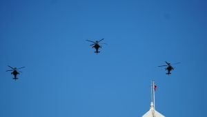 ▲AH-64E阿帕契攻擊直升機編隊飛越總統府上空。（圖／記者呂炯昌攝，2022.09.27）