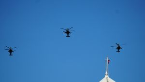 ▲AH-64E阿帕契攻擊直升機編隊飛越總統府上空。(圖/記者呂炯昌攝,2022.09.27) ▲AH-64E阿帕契攻擊直升機編隊飛越總統府上空。(圖/記者呂炯昌攝,2022.09.27)