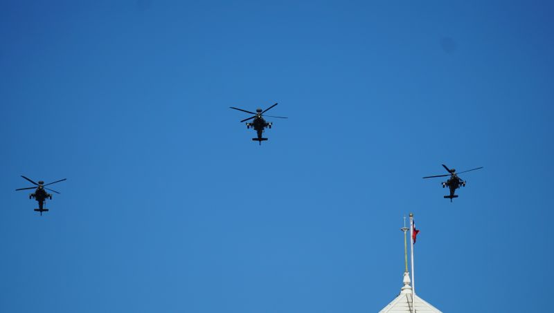 ▲AH-64E阿帕契攻擊直升機編隊飛越總統府上空。(圖/記者呂炯昌攝,2022.09.27)