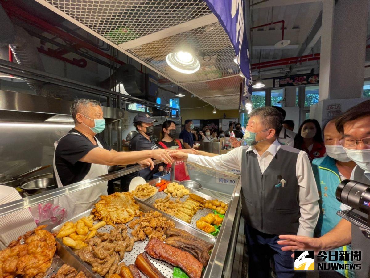 ▲陳時中今日赴成功中繼市場掃街，受到攤商熱情歡迎。（圖／記者黃宣尹攝，2022.09.27）