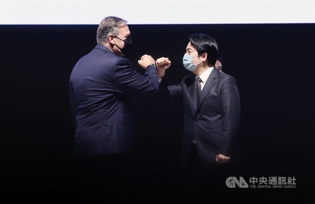 ▲第一屆全球台商經貿論壇27日在高雄萬豪酒店登場，副總統賴清德（右）、美國前國務卿蓬佩奧（Michael Pompeo）（左）出席，兩人碰肘致意。中央社記者董俊志攝 111年9月27日