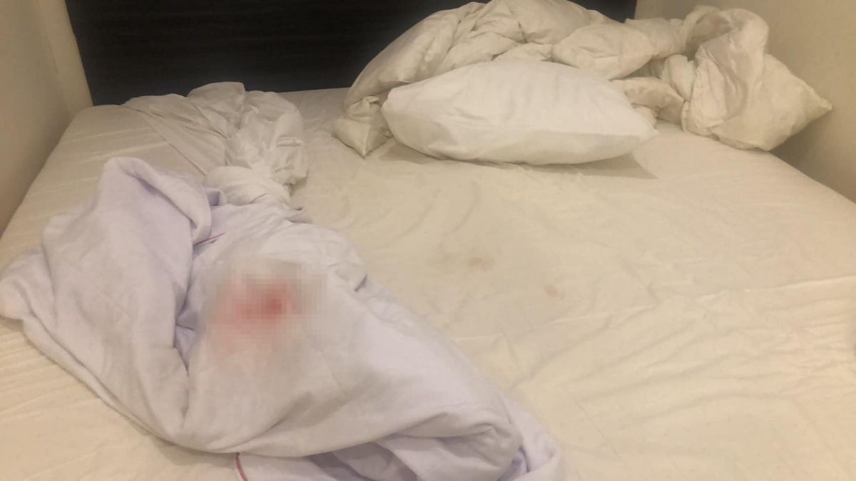 ▲有旅館業者無奈表示，遇到奧客休息2小時把房間弄得一團糟，床單上血跡斑斑還有排泄物的痕跡。（圖／翻攝自爆廢公社公開版臉書）