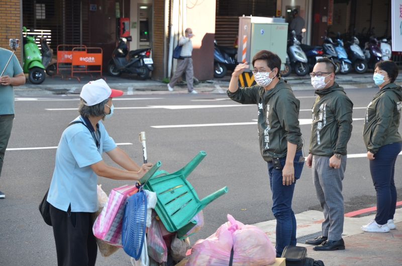▲民進黨立委蔡適應參選基隆市長,戰戰兢兢爭取選民支持。(圖/蔡適應辦公室提供)