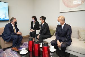 陳其邁(右二)和蓬佩奧(左一)就美台美間的經貿、民主合作交換意見。(圖/高雄市政府提供) ▲陳其邁(右二)和蓬佩奧(左一)就美台美間的經貿、民主合作交換意見。(圖/高雄市政府提供)