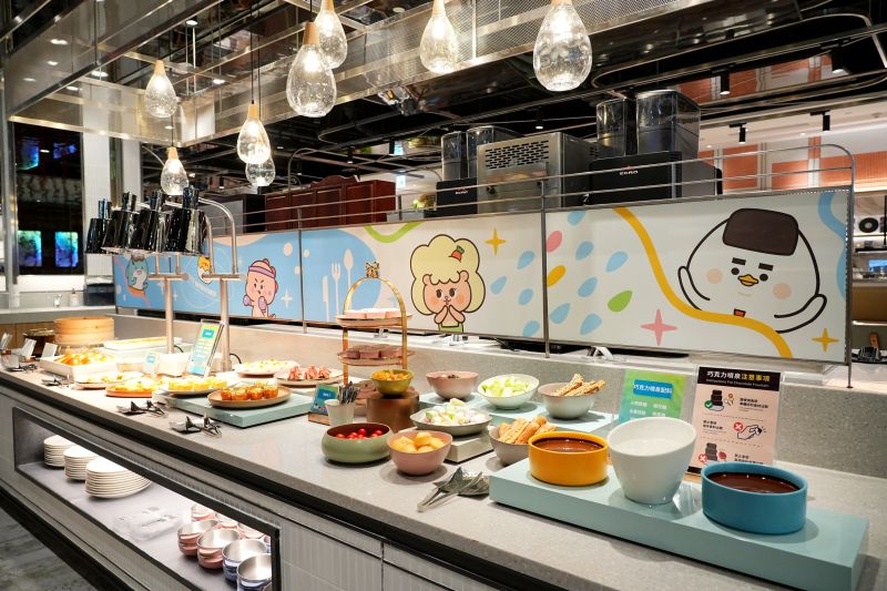 ▲業界首創高度僅70公分的兒童餐檯,方便小顧客們輕鬆夾取美食;亦首次提供兒童專屬的迷你版餐點。(圖/業者提供)
