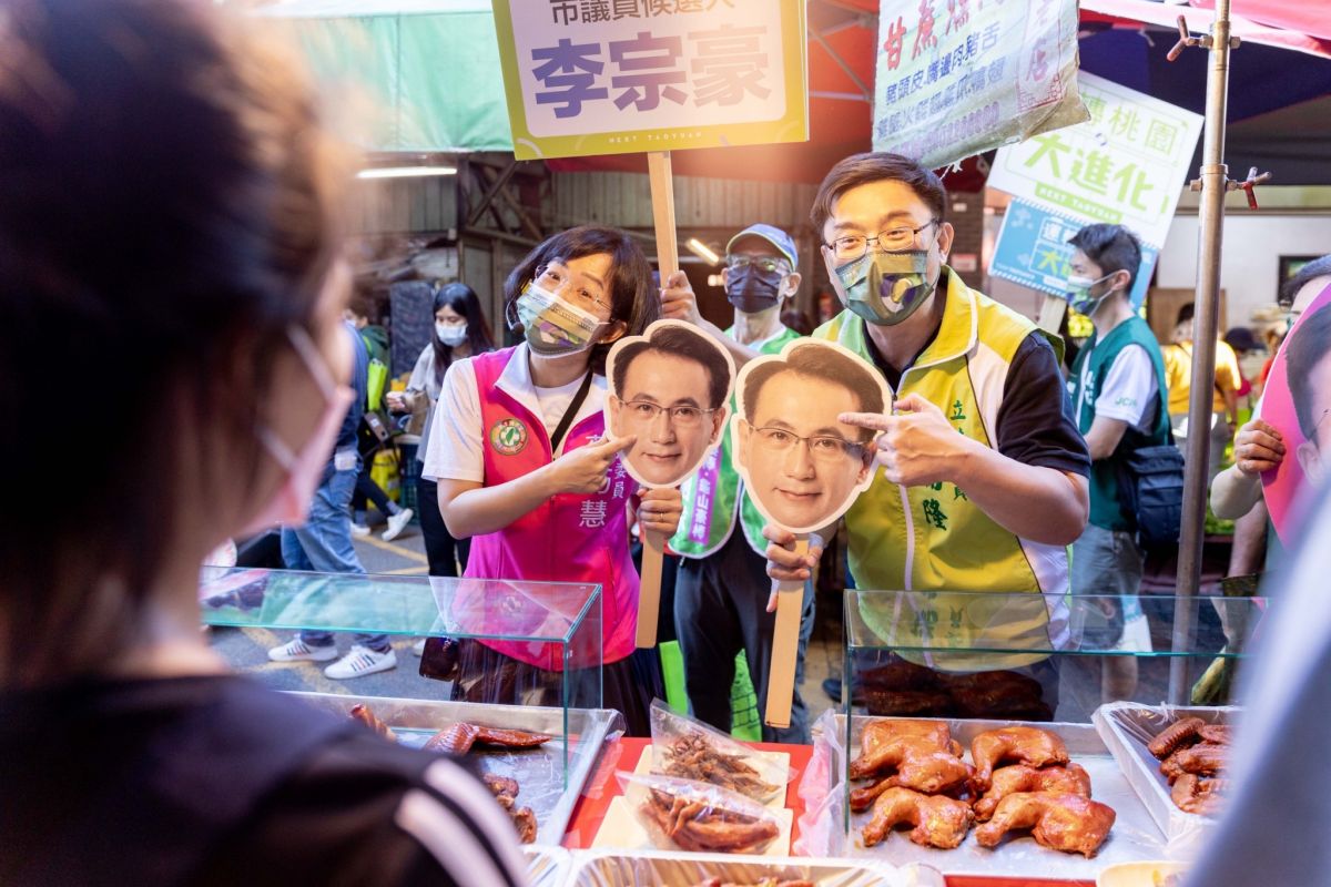 ▲鄭運鵬居隔祭出「勇者鵬分身之術」第二彈，由立委同事蘇巧慧及賴瑞隆化為分身，前往龜山市場掃街。（圖／鄭運鵬辦公室提供）