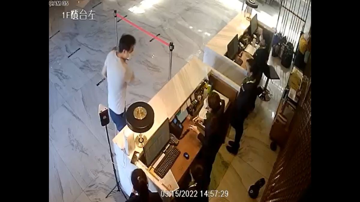 ▲劉宜函老公疑似在停車場門口被警衛大聲叫喚心生不滿，隨後跑到櫃台怒摔桌上壓克力板，更波及到櫃台人員。（圖／綠舞國際觀光飯店提供）