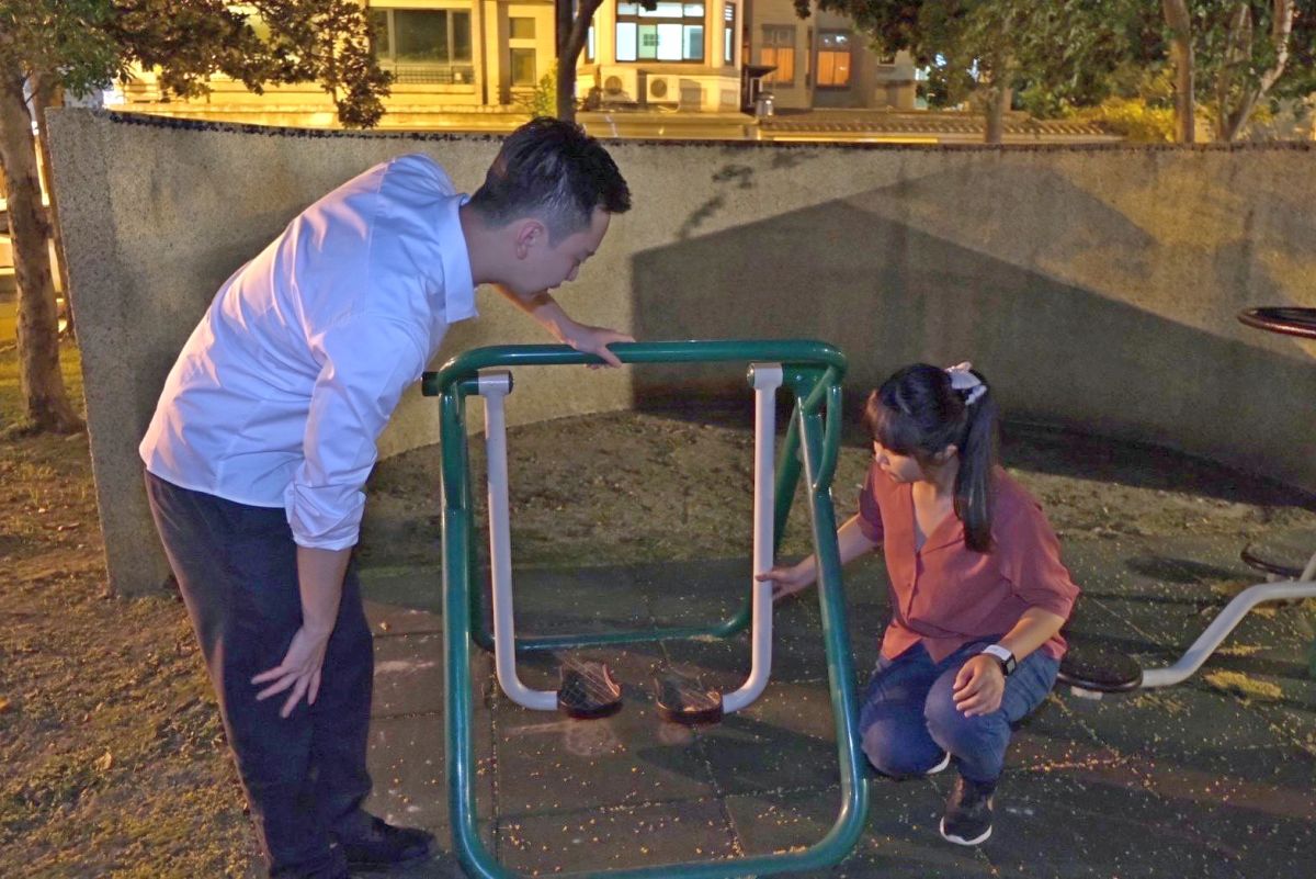 ▲曾玉菱（右）邀鄭朝方（左）夜巡公園，批豆子埔公園預算高達5億元離譜。（圖/鄭朝方團隊提供）