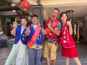 ▲左起小甜甜、馬國畢、林道遠、胡嘉愛在《市井豪門》掃街拜票。(圖/民視) ▲左起小甜甜、馬國畢、林道遠、胡嘉愛在《市井豪門》掃街拜票。(圖/民視)