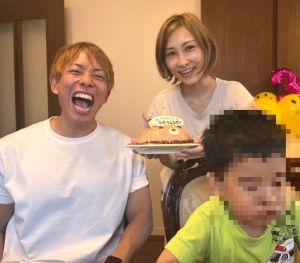 ▲清水健和伊藤春香特意選擇3人微笑同框照片，宣布離婚消息。（圖／ha_chu IG）