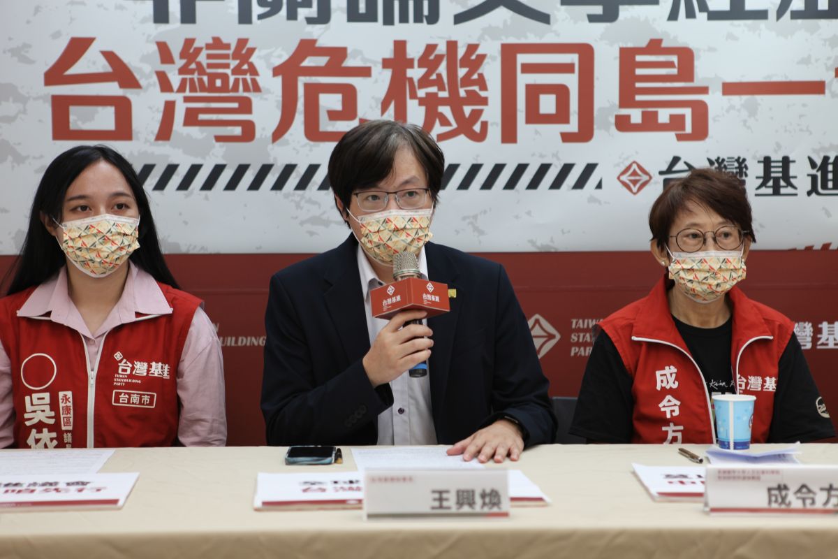 ▲台灣基進宣布，將在10月1日刊出《同島一命，捍衛和平》宣言，並從高雄出港赴公海焚燒中國五星旗。（圖／台灣基進提供）