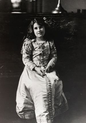 ▲伊莉莎白9歲時於蘇格蘭格拉米斯堡。攝於1909年。（圖／美聯社／達志影像）