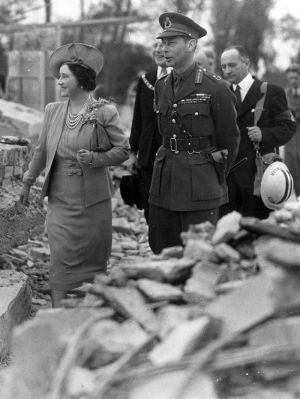 ▲二戰期間，喬治六世夫婦巡查遭炸彈轟的滿目瘡痍的倫敦街頭。（圖／美聯社／達志影像）