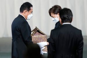 安倍晉三國葬 ▲安倍昭惠親手將安倍晉三的骨灰交給日本首相岸田文雄。(圖/美聯社/達志影像)