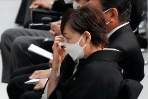 安倍晉三國葬 ▲在國葬儀式進行中,安倍昭惠數度哽咽。(圖/美聯社/達志影像)