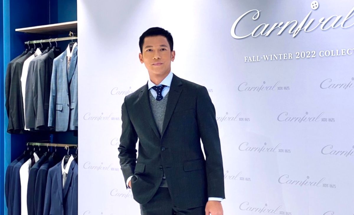 ▲Carnival嘉裕邀請「天菜士兵」梁瀚名帥秀秋冬正裝造型，受訪時他直說因忙著拍戲苦無時間談戀愛，又覺得透過朋友介紹很刻意，透露同劇演員JR本想幫忙介紹「但嫌我太龜毛」而作罷。並現場分享出道前的面試趣聞，還曾因天氣太熱、脫上衣裸身上班，被「30幾歲的姊姊留MSN」搭訕交友。（圖／記者蕭涵云攝）