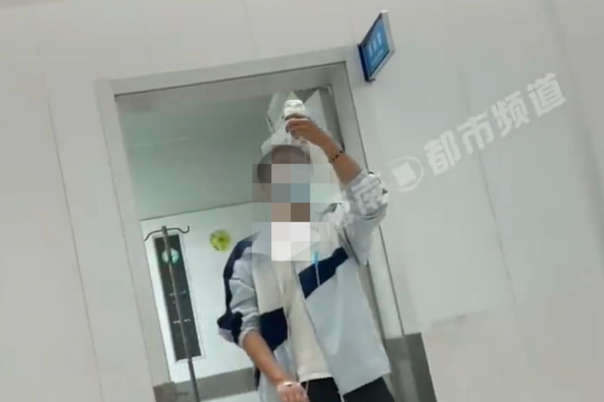 ▲中國一對父母因為教小孩功課而氣炸，接連送醫吊點滴，網友勸：「看開點」。（圖／微博： 頭條新聞）