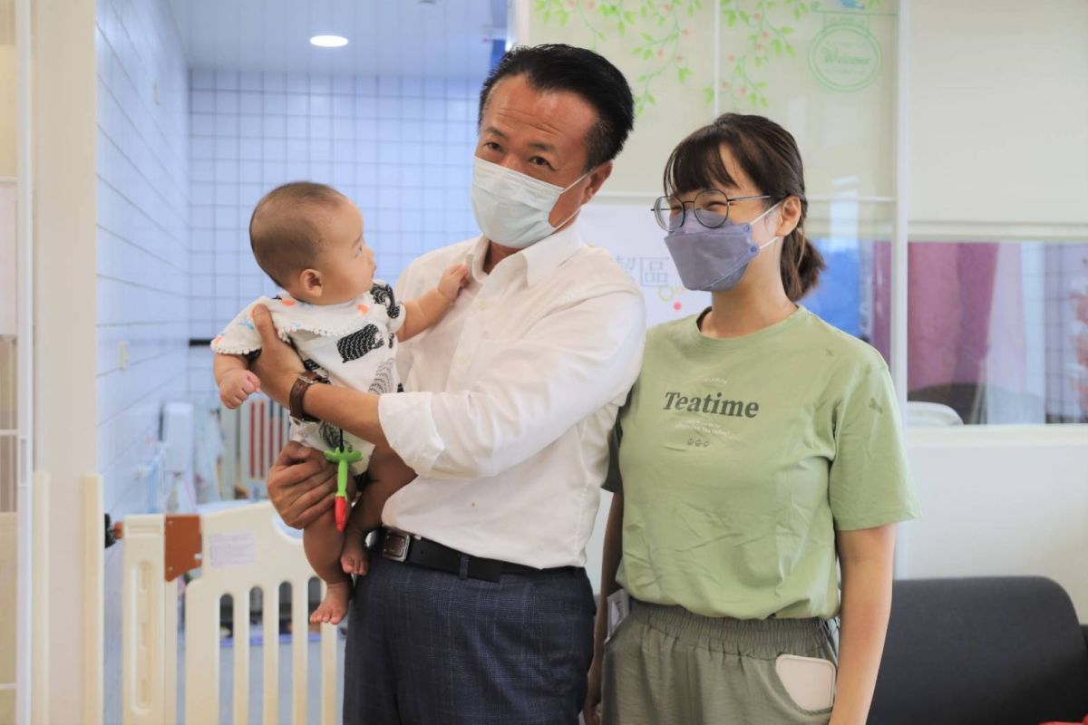 ▲嘉義縣長翁章梁(右二)小心翼翼的抱起嬰兒合影（圖／記者鄭一銘攝，2022,09,27）
