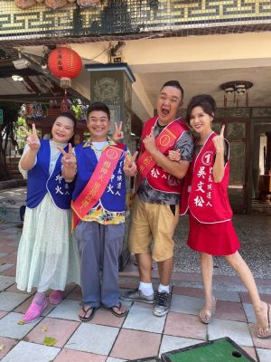 ▲馬國畢(左二)為小甜甜(左一)增肥。(圖/民視) ▲馬國畢(左二)為小甜甜(左一)增肥。(圖/民視)