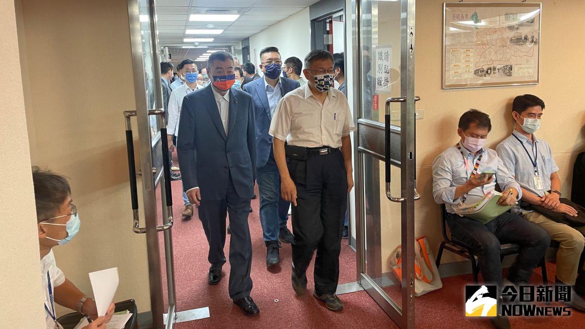 ▲台北市長柯文哲27日在北市議會議長陳錦祥（左）與副議長葉林傳（柯文哲後）的陪同下，拜會議會各個委員會並致送水梨。（圖／記者丁上程攝，2022.09.27）