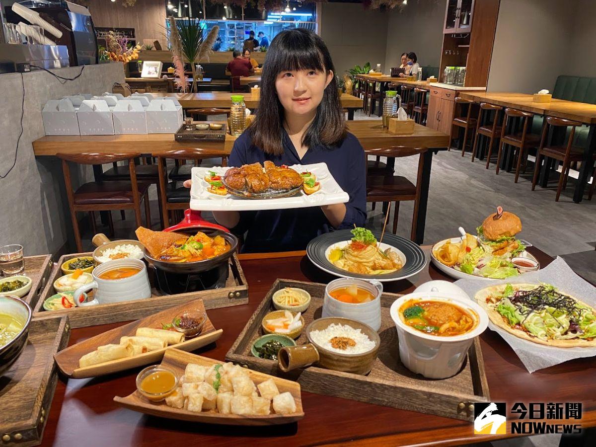 ▲「斐得蔬食熱浪來襲」逆勢展店，推廣南洋風味及中西式蔬食，多達50多道選擇多，口味多元。（圖／記者金武鳳攝，2022.9.27)